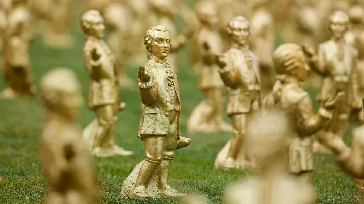 Instalaron 320 mini esculturas de Mozart en Salzburgo y las robaron casi todas: tuvieron que cerrar la exposición 20 días antes