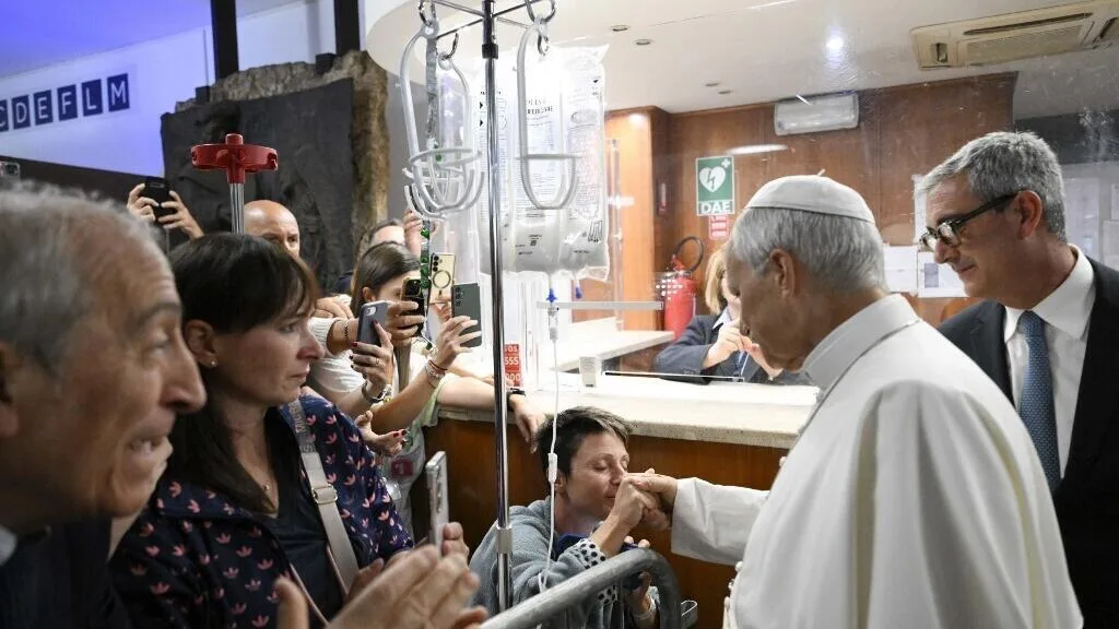 Papa recebe alta após retirada de nódulo cancerígeno, mas deixa em aberto visita à América Latina