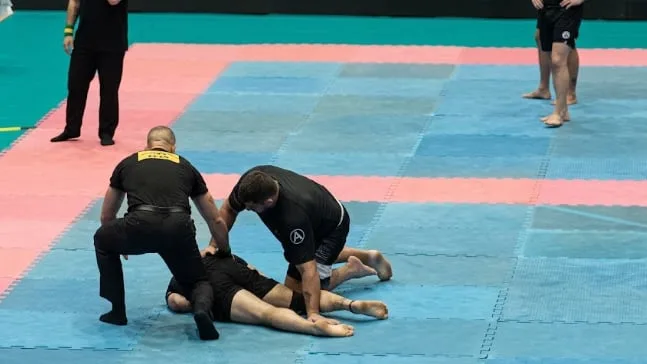 Un luchador de jiu-jitsu quedó sin movilidad tras recibir un golpe ilegal en una competencia en Brasil