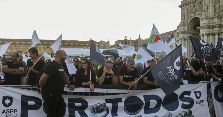 Polícias protestam e acusam Governo de "jogo do empurra"