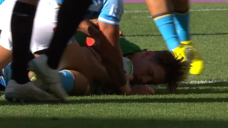 Murray crashes over after emotional start