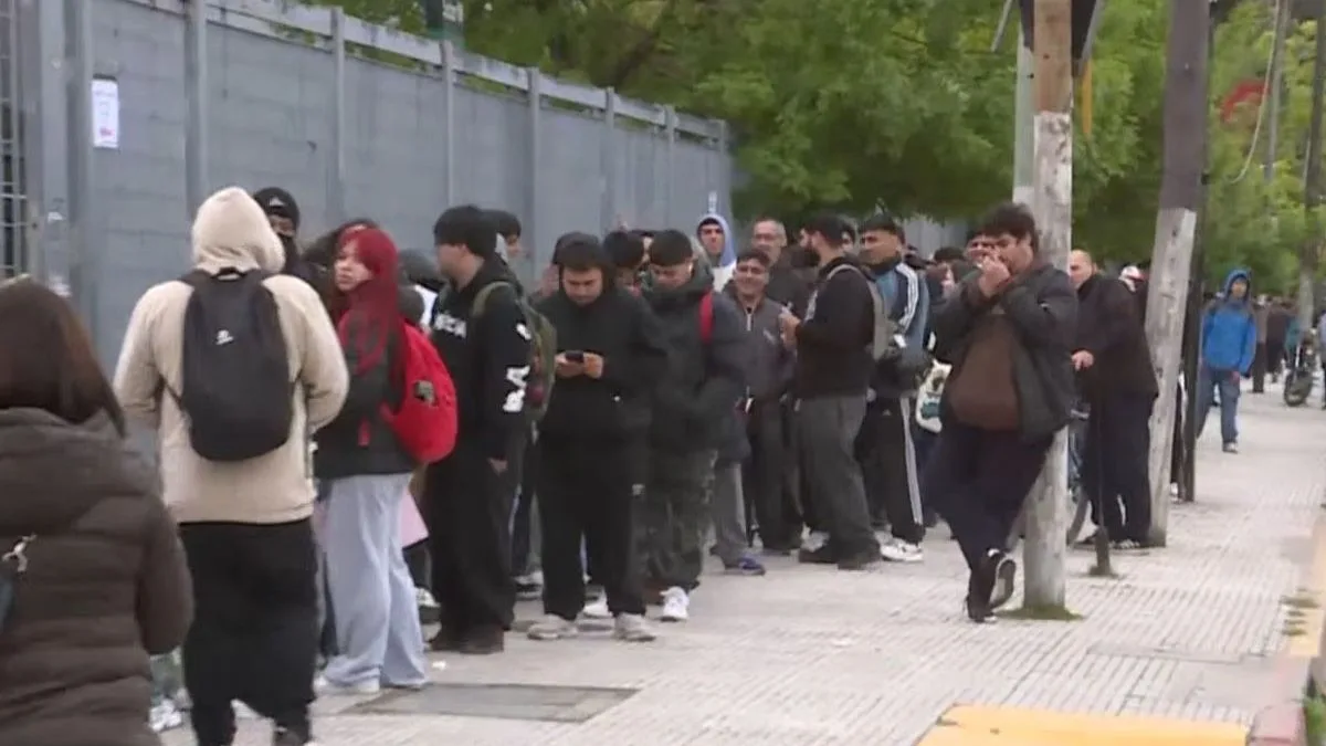 Loja anuncia apenas 30 vagas de emprego e multidão forma fila de quase 10 quarteirões na Argentina