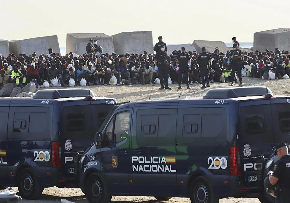 Tensión en Ceuta: más de medio millar de inmigrantes se rebelan y vuelven al asentamiento ilegal