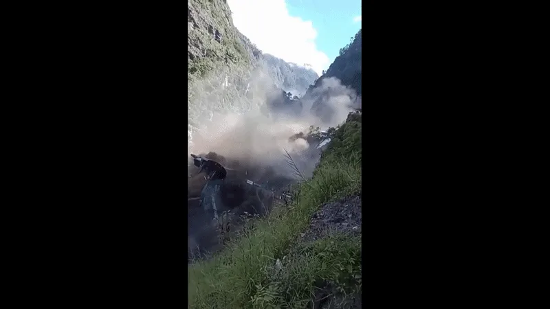 VÍDEO: avalanche no Nepal rompe barragem hidrelétrica em construção