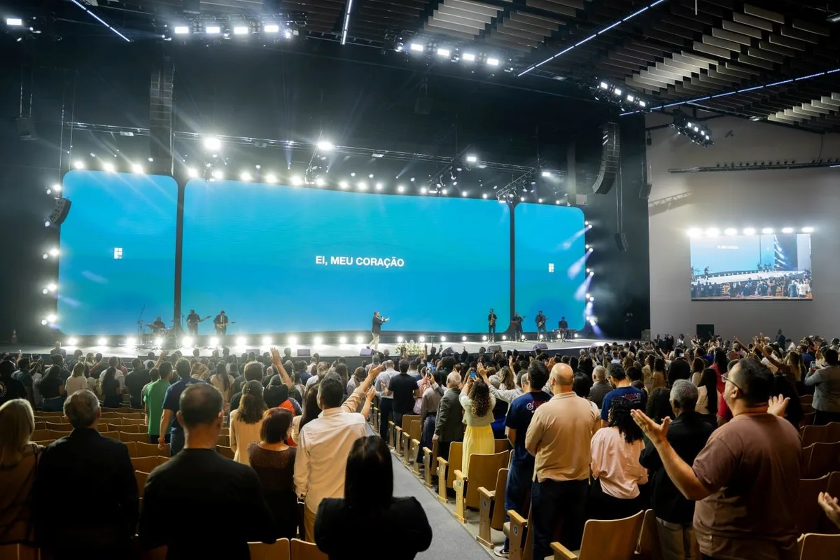 Megaigreja para 10 mil fiéis é inaugurada com cafeteria, restaurante e até fragrância e café exclusivos