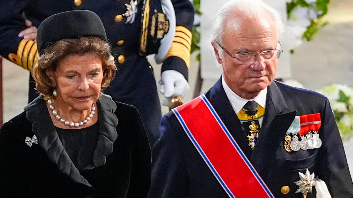 Los reyes Carlos Gustavo y Silvia de Suecia se despiden de la princesa Astrid con un recuerdo que los une al rey Harald V