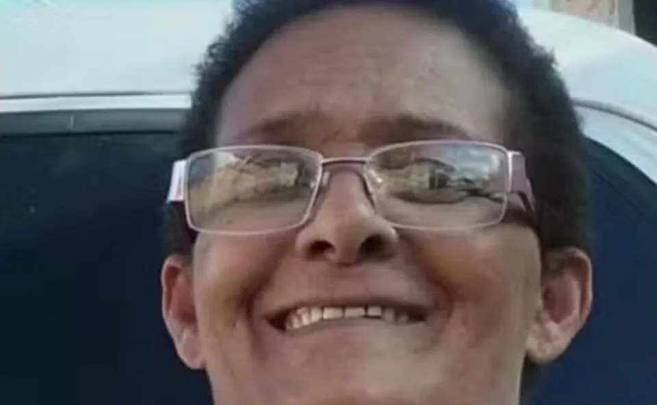 Cena macabra! Corpo de mulher é encontrado sentado dentro de geladeira e companheiro está foragido