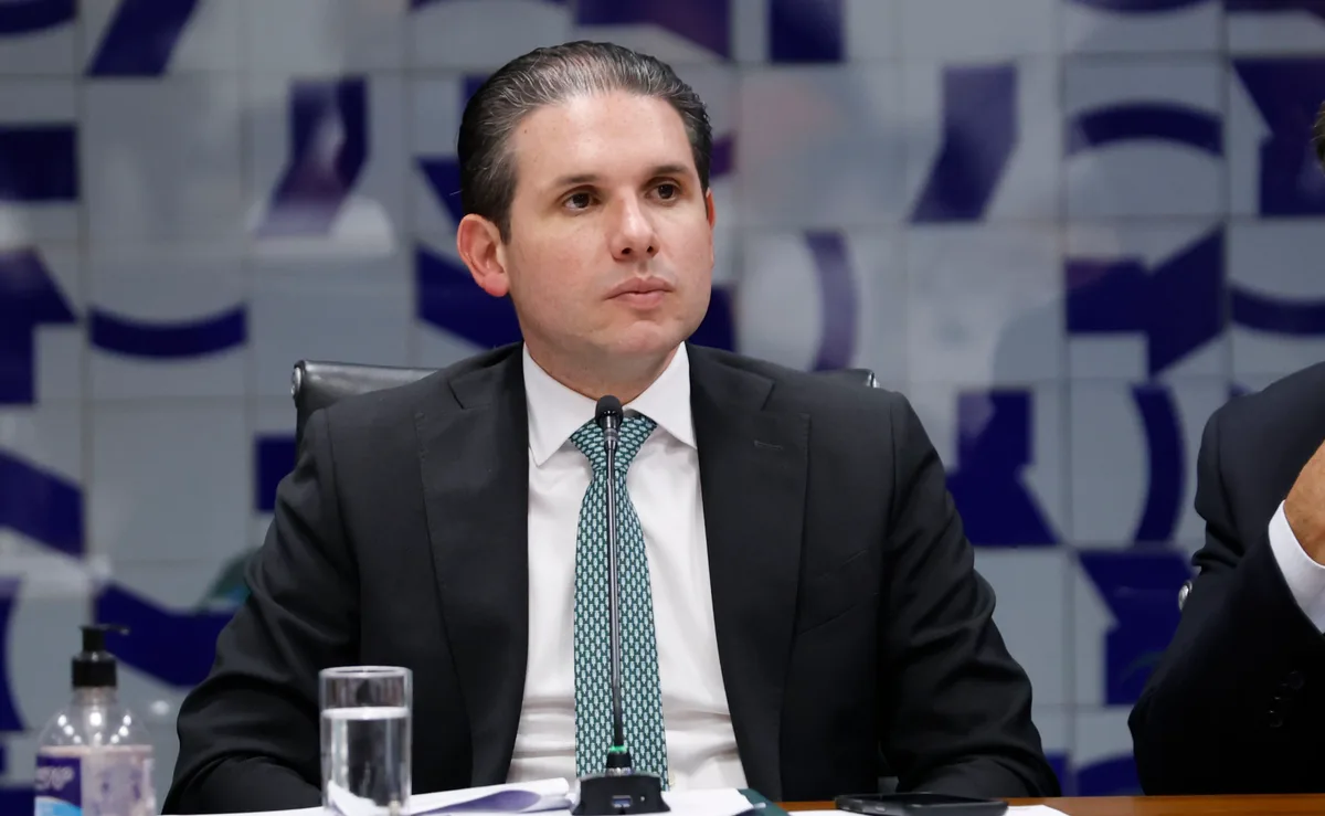 Câmara prevê votar PLP dos Combustíveis com inclusão de outros temas, confirma Motta
