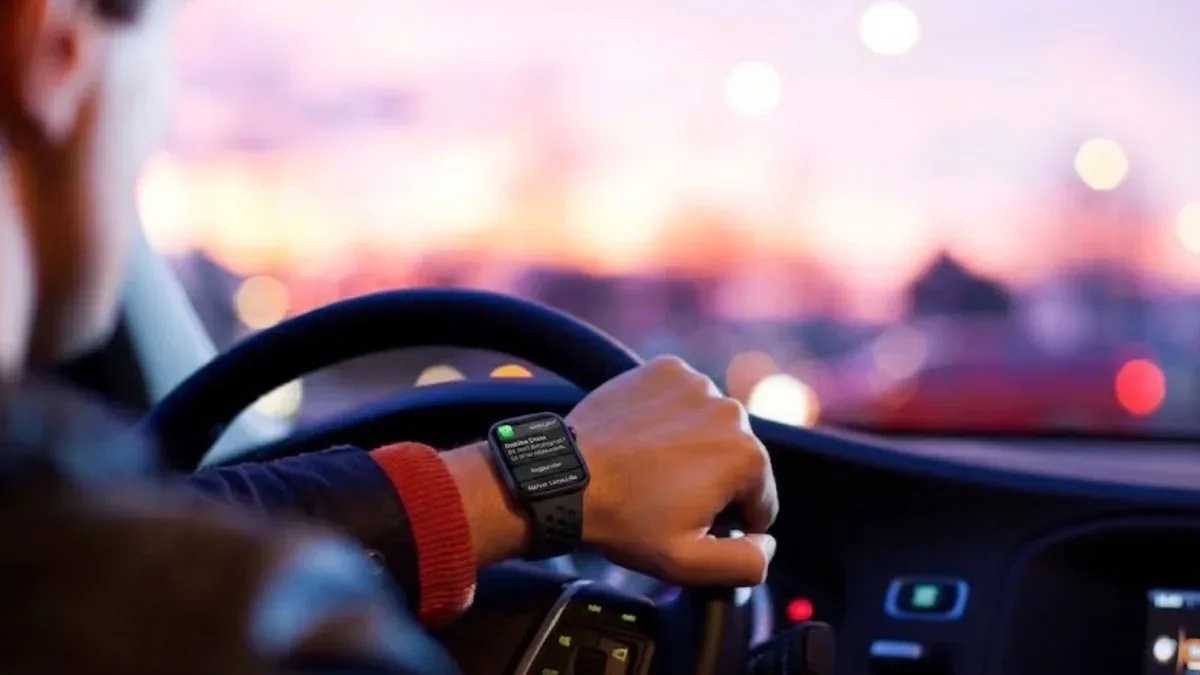Responder mensagem pelo smartwatch ao volante dá multa? Veja o que diz a lei