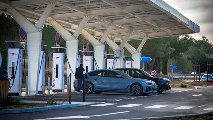 "Un point de bascule" : comment la flambée des prix des carburants a accéléré les ventes de voitures électriques en France