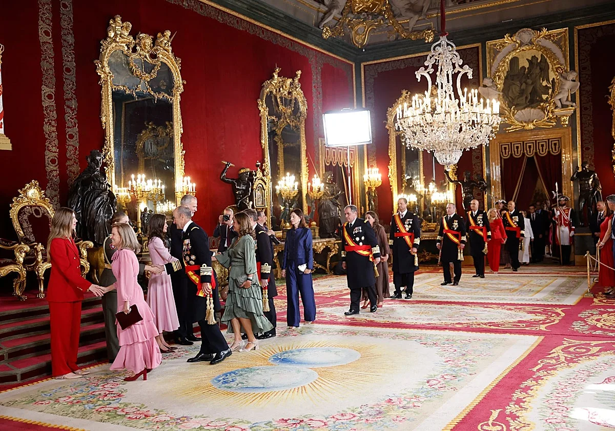 La recepción en el Palacio Real, entre un acto más de campaña y una boda sin novios