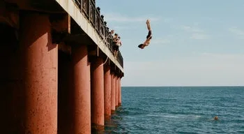 Lesões para a vida. Sociedade de Patologia da Coluna alerta contra mergulhos mal calculados