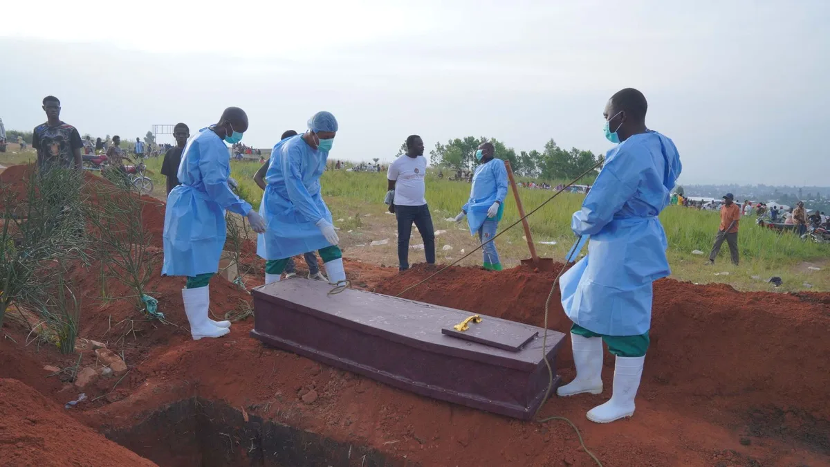 La lucha de los sanitarios contra un brote de ébola que parece imparable: "Se ha ido de las manos. Aún ni sabemos su alcance total"