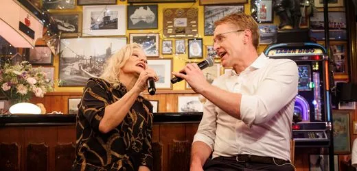 »Ich kann auch Niveau«, sagt Daniel Günther – und singt »Arschloch!«