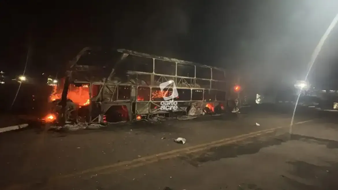 Ônibus da Trans Acreana destruído em incêndio deixa prejuízo de R$ 2 milhões