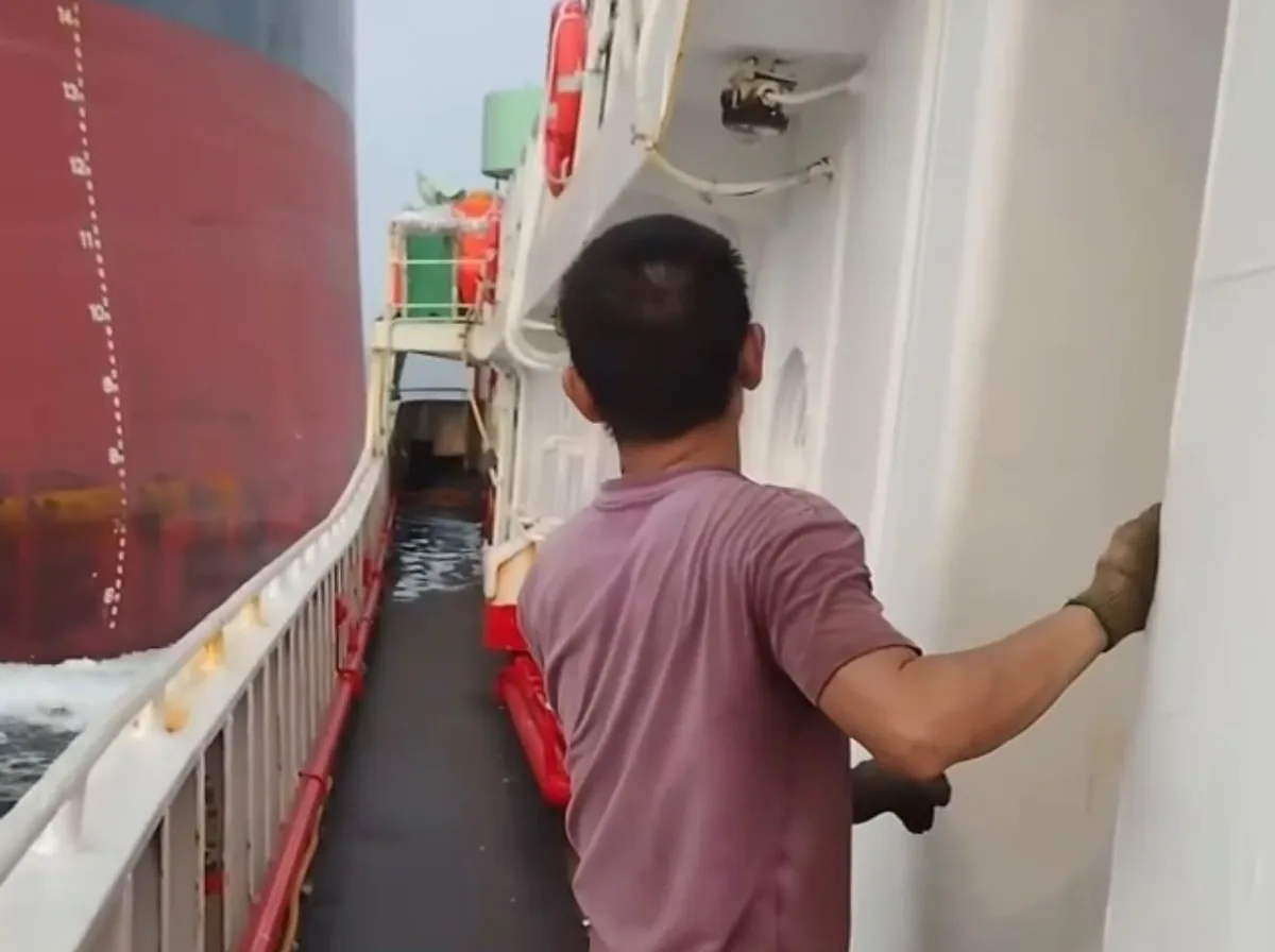 Vídeo mostra colisão de navio de grande porte com barco de pesca no Estreito de Singapura