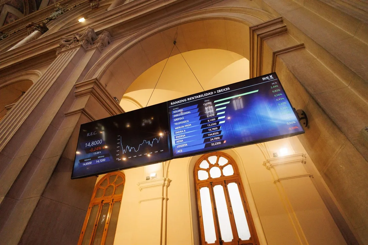 El Ibex 35 sube un 0,2% en la media sesión, con el brent por encima de los 105 dólares el barril