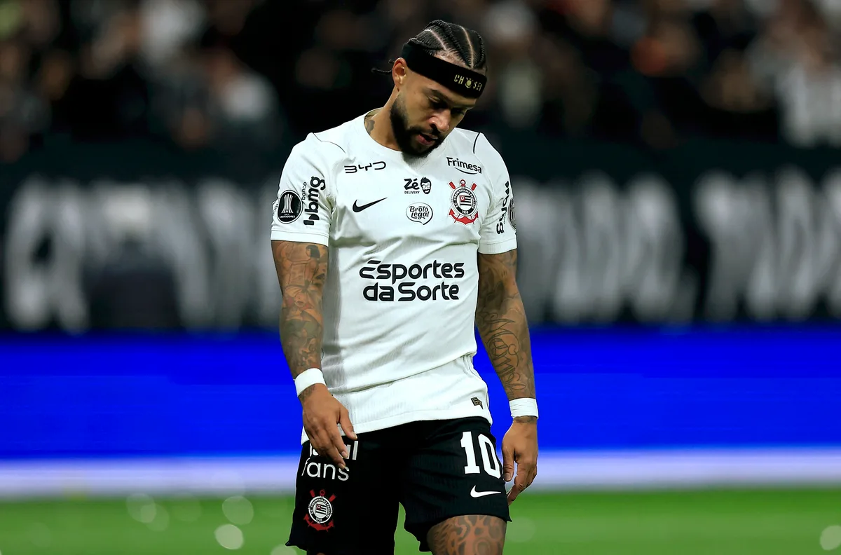 Dirigente do Corinthians diz que multa por ausência em zona mista pode ser cobrada de Memphis