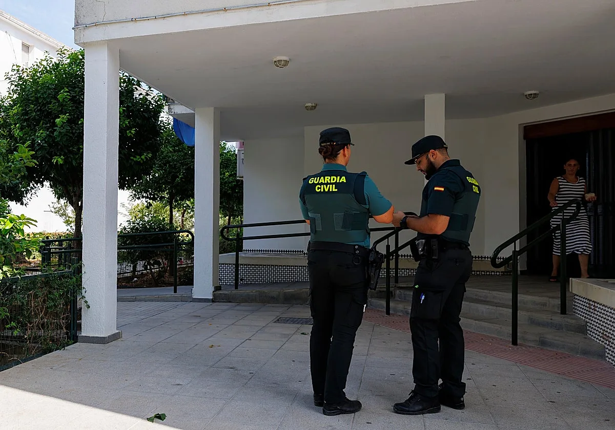 La Guardia Civil rescata a dos personas tras caer al mar desde un hinchable en A Illa de Arousa (Pontevedra)
