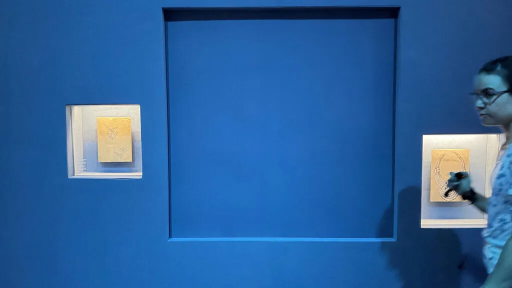 Colar de diamantes com mais de 200 quilates é roubado em plena luz do dia em museu de Viena
