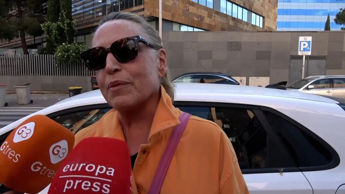 Lydia Lozano, obligada a caminar con un zapato ortopédico tras romperse el pie en una caída: "Pegué un grito tremendo por el dolor"