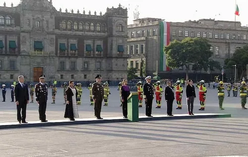 19-S: Sheinbaum encabeza izamiento de bandera por víctimas de sismos de 1985 y 2017; llaman a participar en simulacro