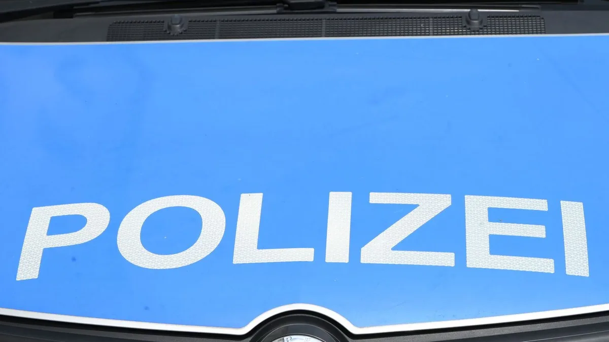 Gefährliche Körperverletzung: Frau mit Hijab von Mann mit Glasflasche angegriffen