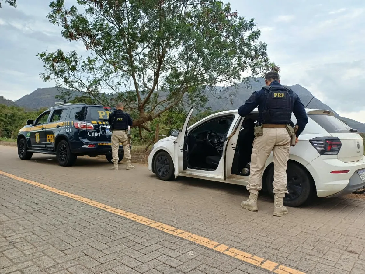 PRF recupera carro roubado e prende dois procurados na BR 101 no ES