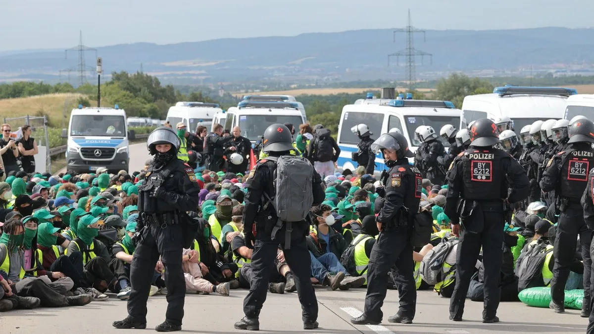 Großeinsatz: Ermittlungen zu Parteitag-Protesten dauern an