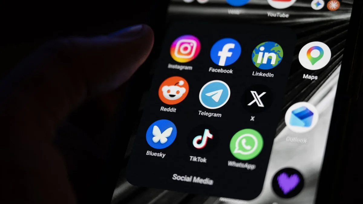 Quelles sont les pistes du gouvernement pour mettre en place une interdiction des réseaux sociaux pour les moins de 15 ans, après la décision défavorable du Conseil constitutionnel ?
