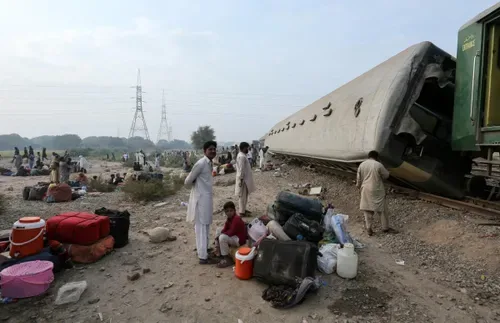 Pakistan train derailment kills four