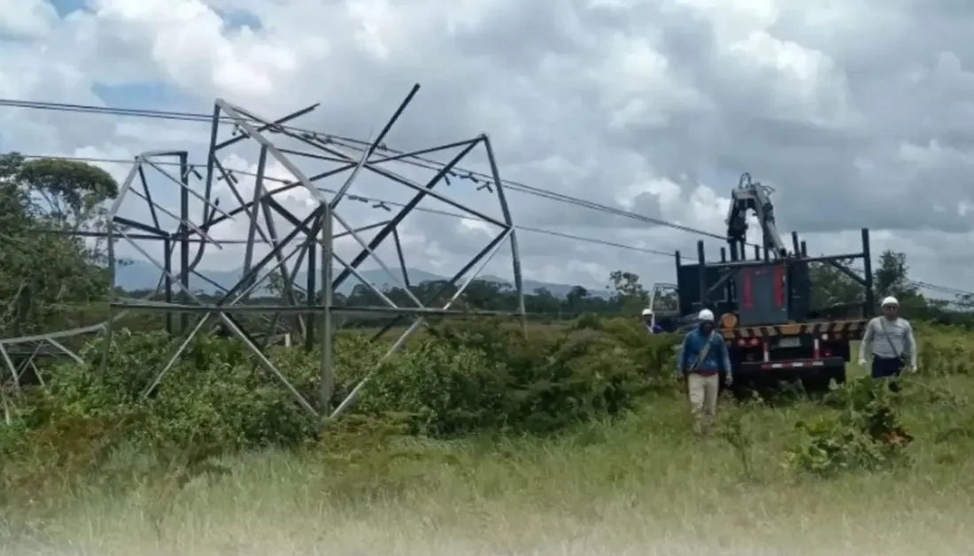 Monagas | Cuatro días sin electricidad tienen municipios Punceres y Bolívar tras la caída de torres de alta tensión