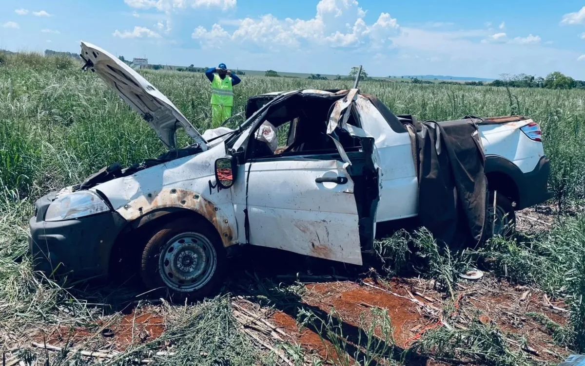 Mãe e filho morrem após caminhonete capotar na BR-153