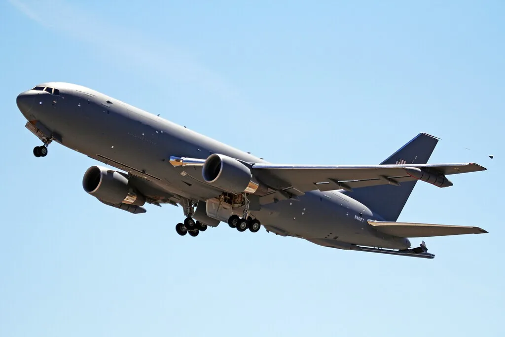 “La última vez que EEUU lo hizo fue justo antes de la operación Epic Fury”: un ejército de KC-46 y KC-135 está llegando a Europa