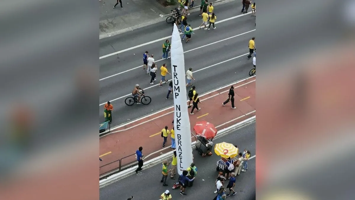 Manifestantes exibem míssil com pedido para Trump bombardear o Brasil em ato de Flávio na Paulista