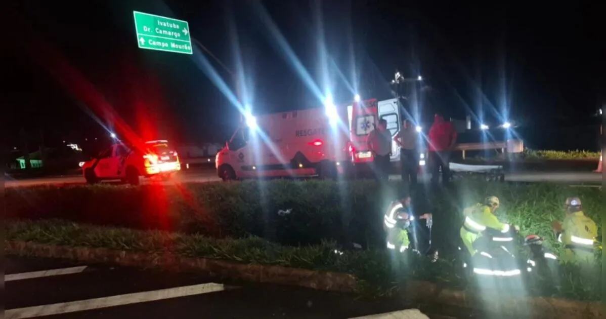 Carro cruza rodovia e atinge moto na PR-317, deixando condutor gravemente ferido
