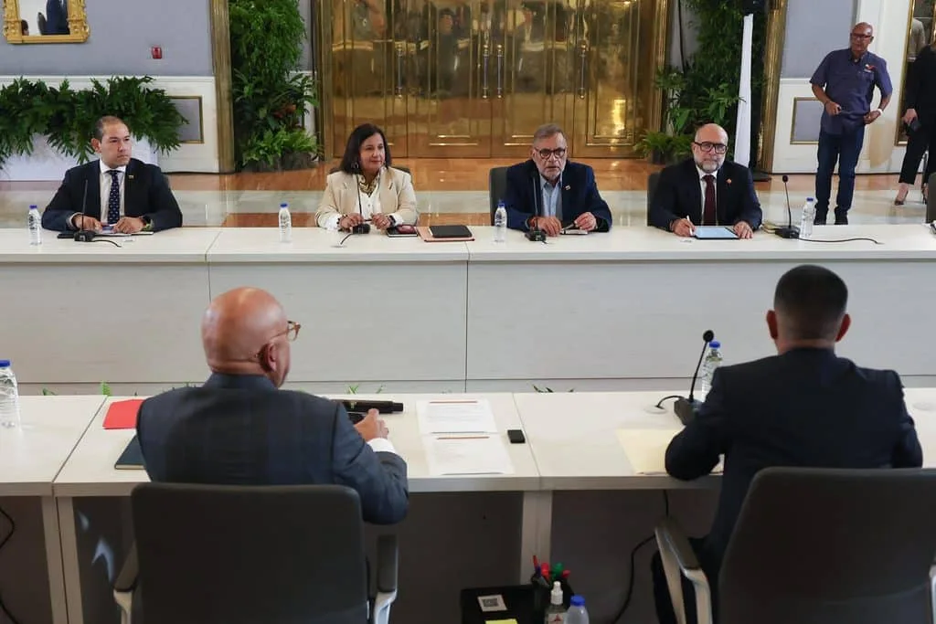 Mesa de diálogo revisa libertad de expresión en Venezuela