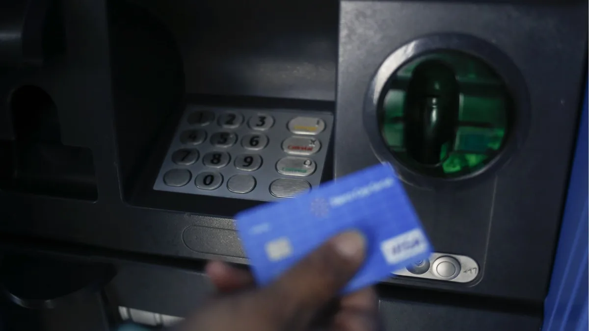 Pagos con tarjetas de crédito y débito no tendrían retención en la fuente: qué se necesita para que esta propuesta se haga realidad