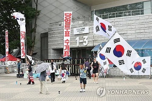 검찰, 잠실 개표소서 '가짜 경찰' 욕설한 시위대에 징역1년 구형