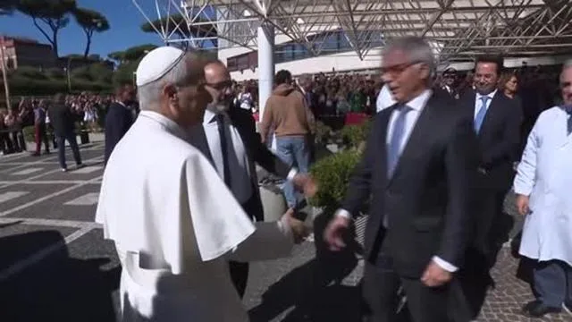 Papst Leo zu Lungen-OP eingetroffen
