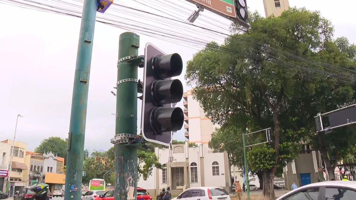 Motociclista morre em colisão com ônibus na Zona Norte do Rio; cruzamento teve mais de 77 furtos de cabos este ano