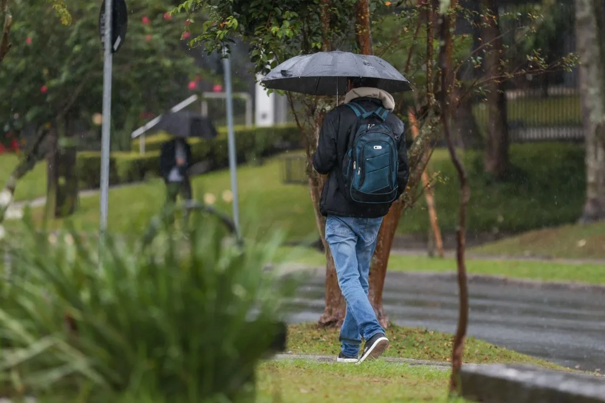Frente fria muda o tempo no Paraná e traz chuvas e trovoadas; veja a previsão por região