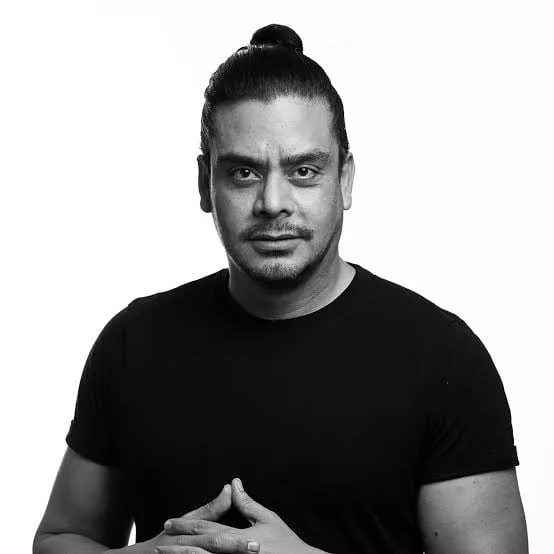El cineasta guatemalteco Jayro Bustamante dirige los primeros episodios de Palacio, la serie de Netflix sobre el M-19