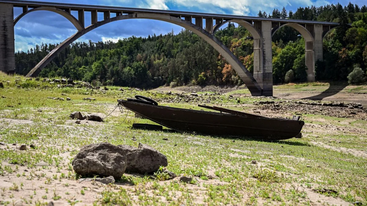 Niedrigwasser: Was Hitze und Dürre in Rhein, Donau und Moldau freilegen