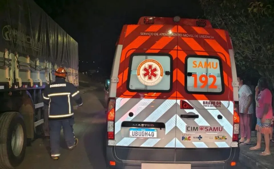 Caminhão dispara e atropela homem que mexia embaixo do veículo; vítima fica gravemente ferida