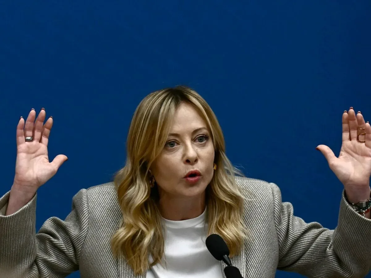 Giorgia Meloni anuncia projeto para proibir burcas e niqabs e limitar estrangeiros em escolas da Itália