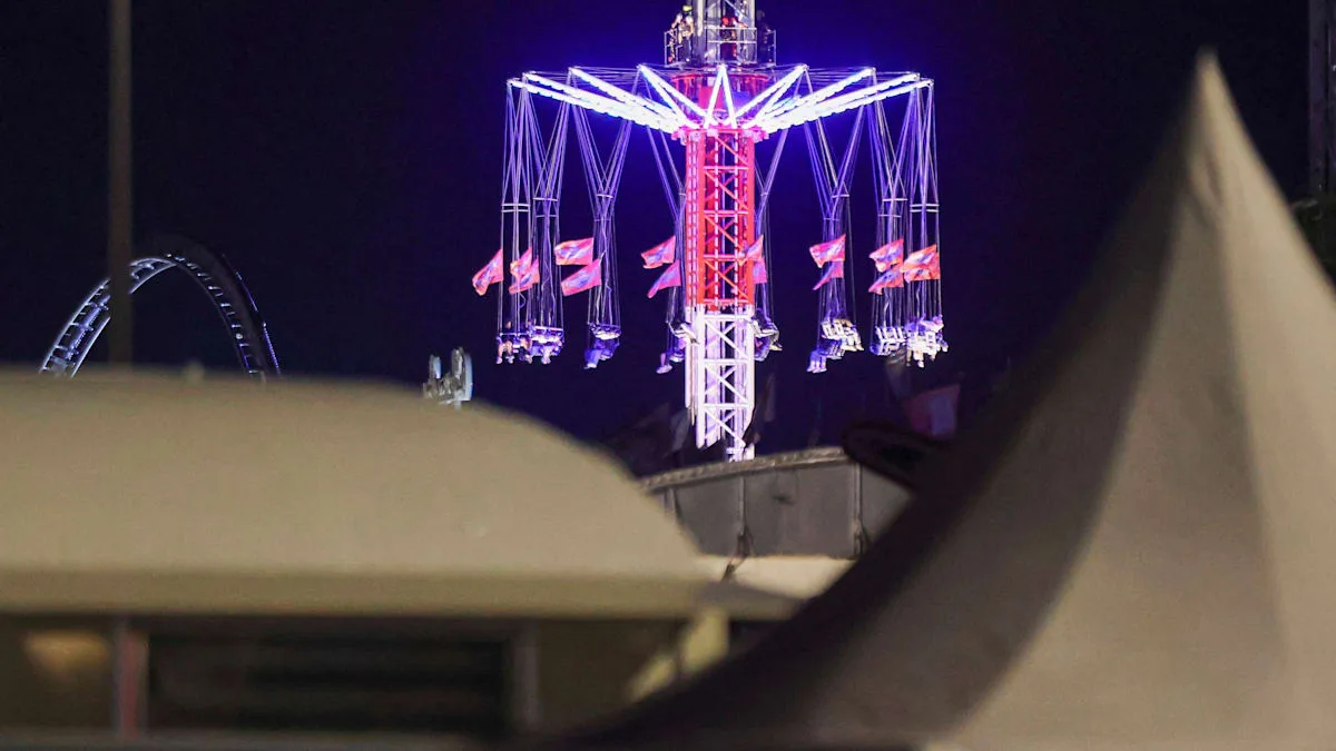 30 Meter über dem Boden – Menschen sitzen stundenlang in Kettenkarussell fest