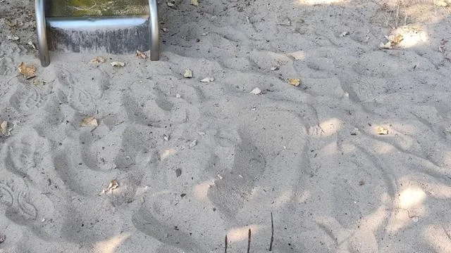 Mit Zinken nach oben: Mistgabel auf Spielplatz vergraben - Polizei ermittelt