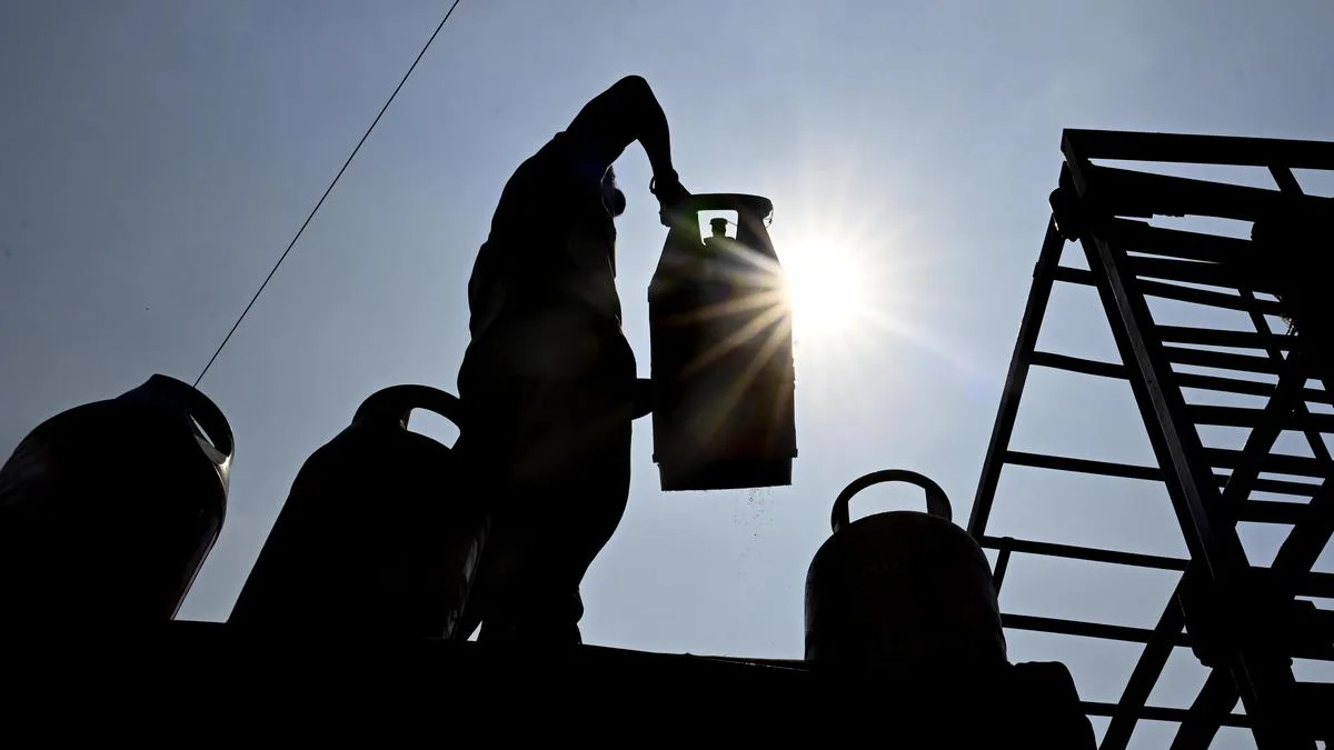 High refill, deposit costs keep consumers in Karnataka away from 10 kg LPG option