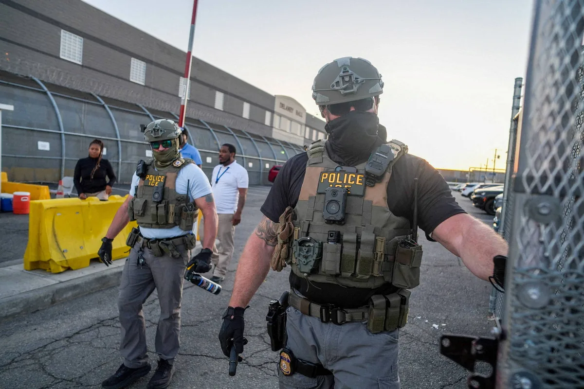 Governo Trump planeja equipar agentes do ICE com luvas de choque para ações contra imigrantes